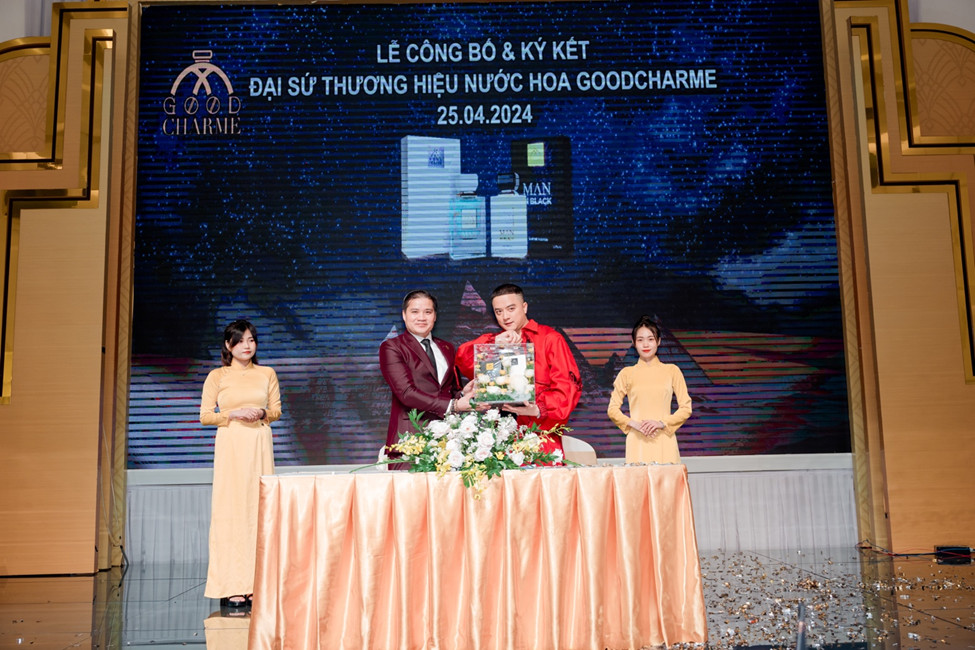 Đại diện GoodCharme – Ông Võ Sỹ Đạt và ca sĩ Cao Thái Sơn ký kết hợp tác